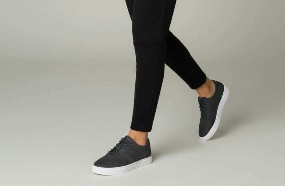 L.L.Bean‎ women's size 10 Leather Low-Top Sneakers Black
